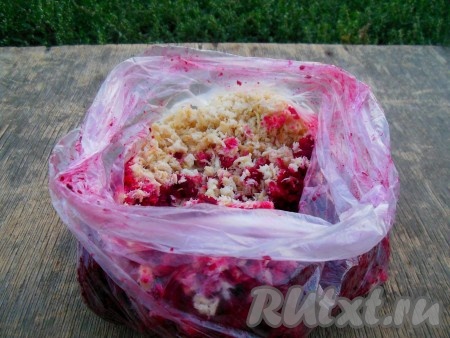 Хрен и свеклу пропустите через мясорубку прямо в пакет, затем переложите в миску.
