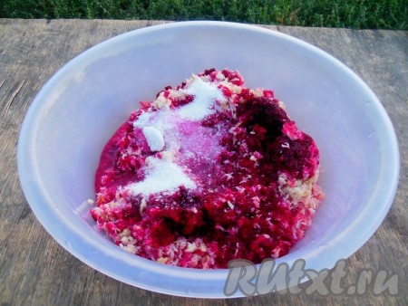 Бывает так, что хрен сам по себе суховат, да и в свекле иногда не хватает сочности, поэтому, для сочности заготовки, необходимо добавить воду. Количество воды регулируйте по своему вкусу (я добавила 300 мл воды), ориентируйтесь на сочность хрена и свеклы. Затем добавьте сахар, соль и уксус, хорошо перемешайте. Рекомендую, перед перемешиванием хрена со свеклой, выйти на улицу или на балкон, иначе все, кто находятся в доме, начнут плакать от ядрености заготовки. Пока подготавливаете баночки, накройте заготовку пищевой пленкой, сделав на поверхности плёнки пару проколов ножом.