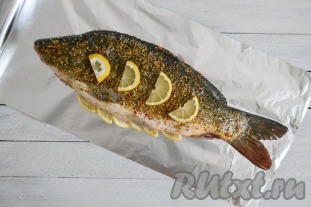 Рыбу выложить на фольгу.
