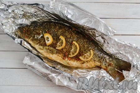 Запекать карпа в разогретой духовке 35-40 минут при температуре 180 градусов.
