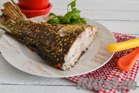 Подать запеченного карпика на стол можно в теплом виде, разрезав на порционные кусочки.
