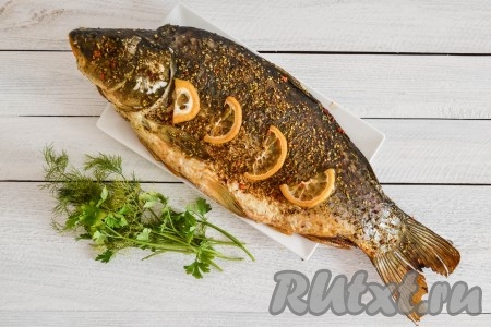 Аккуратно развернуть фольгу и выложить целую рыбку на блюдо. Нежный, сочный, ароматный и очень вкусный карп, запеченный целиком в духовке, прекрасно сочетается со свежими овощами или салатами.
