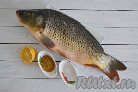 Подготовить необходимые ингредиенты для приготовления карпа, запеченного в духовке целиком в фольге.