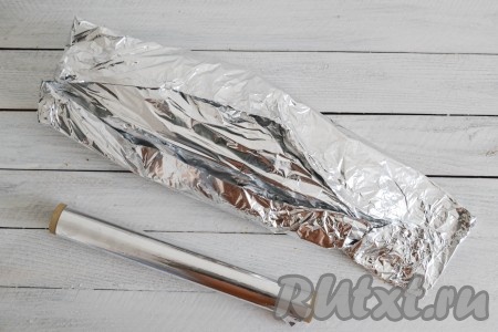 Завернуть фольгу конвертиком. Лучше использовать 2-3 слоя фольги, чтобы не было выхода воздуха и ни в коем случае не вытек сок изнутри, иначе рыба получится сухой и безвкусной.
