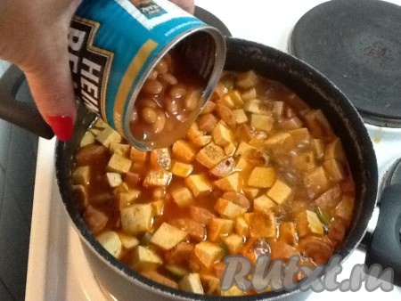 Добавляем фасоль в кастрюлю и перемешиваем. Готовим ещё 5 минут. Солим, перчим по вкусу. Добавляем лавровый листик.