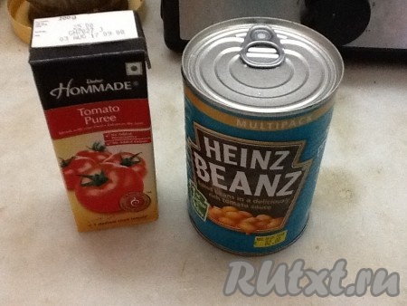 Открываем томатную пасту и фасоль.
