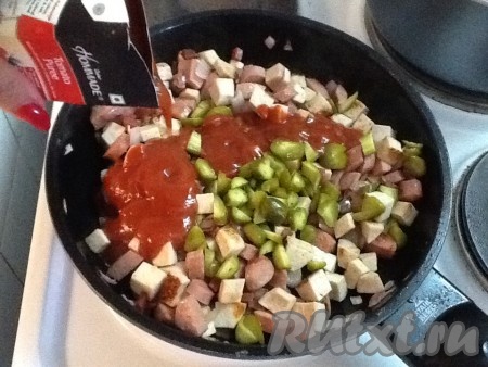 Добавляем томатную пасту (если паста густая - разбавляем её водой) в сковороду и хорошо перемешиваем. Тушим на среднем огне минут 5-7.
