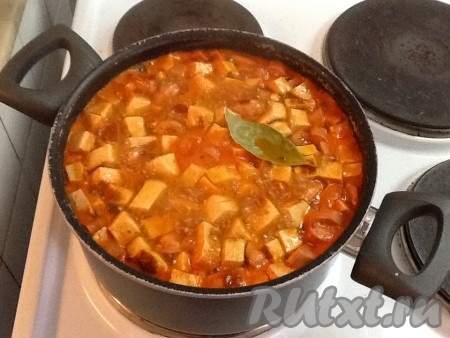 Добавляем фасоль в кастрюлю и перемешиваем. Готовим ещё 5 минут. Солим, перчим по вкусу. Добавляем лавровый листик.