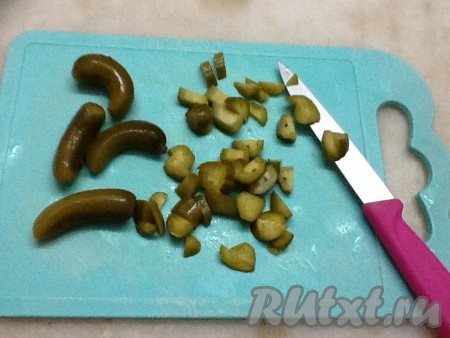 Теперь нарезаем солёные огурчики и отправляем в сковороду.
