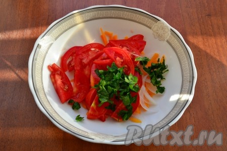 Помидор, нарезанный тонкими полукружочками, и измельченную петрушку добавить в салат из сырой тыквы и лука.