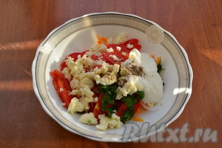 Добавить раскрошенную брынзу, сметану, салат посолить и поперчить.