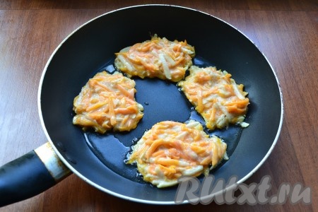 На сковороду, разогретую с растительным маслом, выкладывать по 1 столовой ложке тыквенно-яблочного теста в виде оладий.