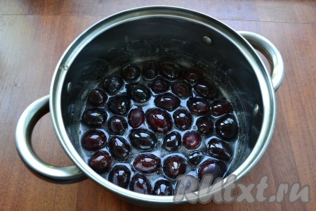 Газ выключить, в горячий сироп выложить сливы и оставить их на 12 часов. Затем сливы с сиропом довести до кипения, снять с огня и снова оставить на 12 часов. Далее тоже самое сделать еще 2-3 раза.
