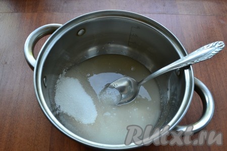 Для приготовления сиропа влить в кастрюлю воду, всыпать сахар, довести до кипения, варить на медленном огне около 5 минут (до растворения сахара).
