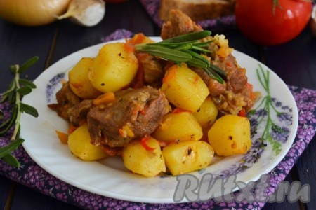 Сочная и тающая во рту козлятина вместе с ароматным тушеным картофелем - отличный вариант для сытного и вкусного обеда.
