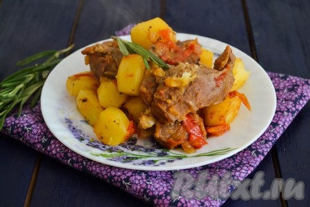 Перед подачей на стол козлятину с картофелем необходимо аккуратно перемешать и выложить на блюдо. По желанию, можно присыпать измельченной зеленью или чесноком.