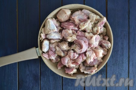 Хорошо разогреть сковороду и влить растительное масло. Через минуту выложить кусочки козлятины и, периодически перемешивая, обжарить на сильном огне до румяного цвета со всех сторон (на это уйдет 15-20 минут).