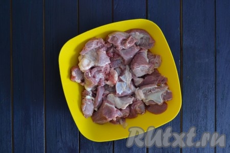 Чтобы готовое блюдо не имело специфического запаха, козлятину, перед приготовлением, необходимо полностью залить холодной водой минимум на 1 час. Затем воду нужно слить, мясо нарезать небольшими кусочками размером, примерно, 5х5 см. Козлятину посолить, поперчить по вкусу, тщательно перемешать и оставить минут на 10.
