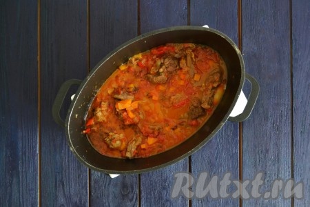 Влить в казан водичку, по вкусу всыпать соль и черный молотый перец, закрыть крышкой и поставить на огонь. После закипания снизить огонь к минимуму и тушить козлятину с овощами 30 минут при условии, что козлятина молодая. В ином случае время приготовления нужно увеличить до 1-1,5 часов.