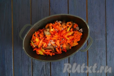 Лук очистить и нарезать мелкими кубиками. Очищенную морковь нарезать полукольцами или крупной соломкой. Перец очистить от семян и плодоножки, нарезать соломкой. Очистить и мелко нарезать чеснок. Выложить нарезанные овощи в казан с мясом.