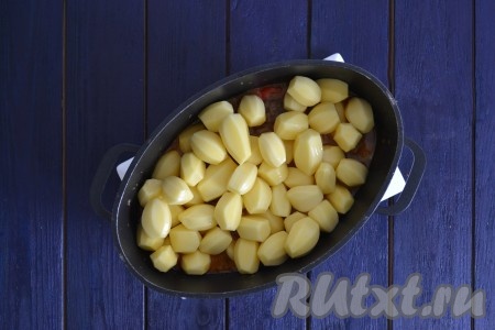 Выложить картошку в казан к козлятине, посолить, накрыть крышкой и продолжить тушение на слабом огне еще 15-20 минут (до готовности картофеля).