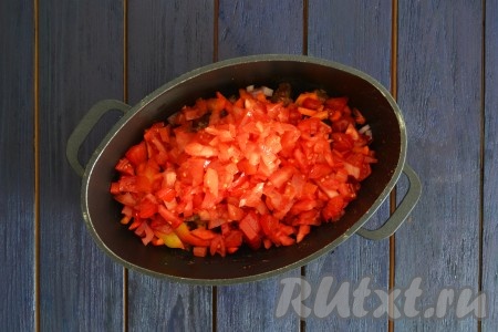 На помидорах сделать крестовые надрезы и обдать кипяченой горячей водой, снять кожицу. Нарезать помидоры мелкими кубиками и выложить в казан. Также можно перемолоть помидоры мясорубкой или перетереть блендером.
