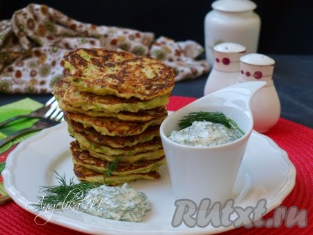 Вкуснейшие кабачковые оладьи, приготовленные с манкой без добавления муки, подать к столу со сметаной и любимым соусом (я подала оладушки со сметанным соусом с укропом и чесноком).