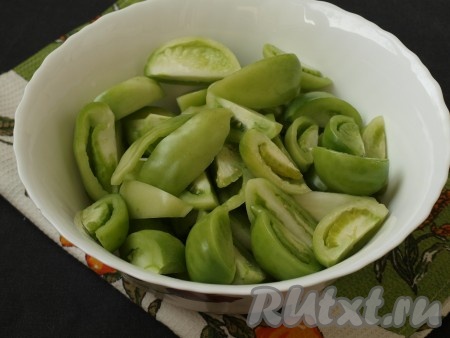 Тщательно вымыть зелёные помидоры, вырезать плодоножку и разрезать каждый помидор накрест на 4 части. Если у вас крупные помидоры, то разрежьте на большее количество долек, например, на 6 или 8. Сложить помидоры в подходящую ёмкость.
