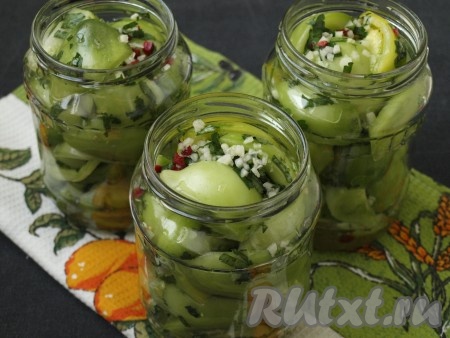 Разложить помидоры в сухие стерильные банки. Набивать банки лучше плотнее, так как при стерилизации помидоры осядут. Выделившийся сок равномерно разлить в банки.