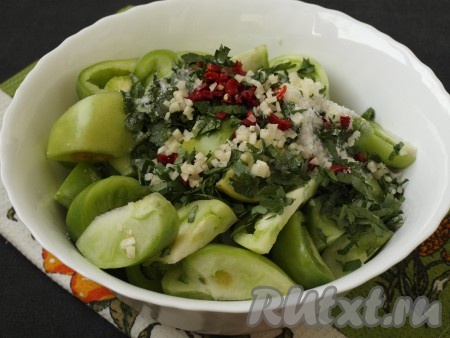 В ёмкость с помидорами добавить соль, сахар и уксус. Затем добавить измельчённые перец, чеснок и петрушку.