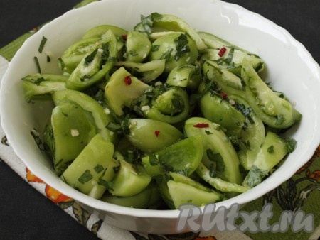 Тщательно перемешать все овощи и дать постоять 10-15 минут.
