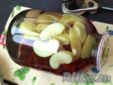 Взять банку в руки, обернув полотенцем, и немного покачать из стороны в сторону, чтобы растворился сахар внутри.