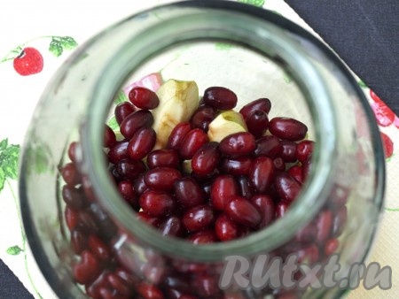 Простерилизовать над паром 3-литровую банку, насыпать яблоки (или груши) и кизил.