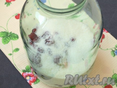 Засыпать  в банку сахар и лимонную кислоту.