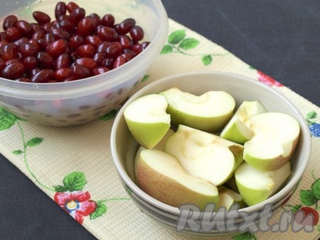 Кизил промыть проточной водой и выбрать для компота созревшие плотные ягоды. Яблоки (или груши) также следует использовать твёрдые, чтобы под воздействием кипятка они не потеряли форму. Разрезать яблоки (или груши) на дольки, удаляя хвостики и семена.