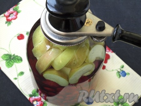 Залить содержимое банки крутым кипятком под горлышко и сразу же закрыть банку с помощью закаточного ключа предварительно прокипячённой крышкой.