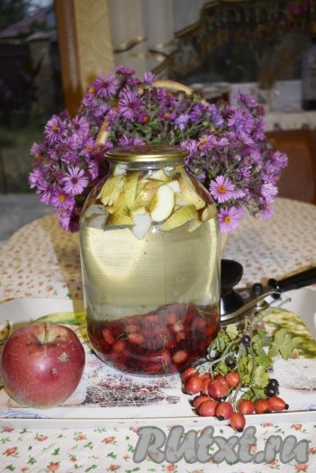 Заливаем банку с яблоками и кизилом кипятком и накрываем крышкой. Даем настояться и прогреться в течение 20-25 минут.
