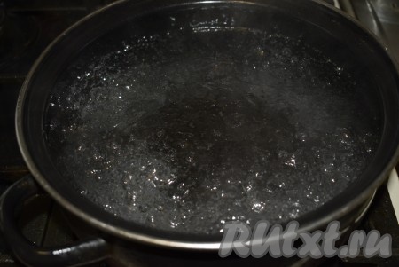 В кастрюле кипятим воду.
