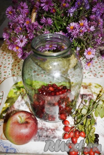 Кизил насыпаем на дно банки.
