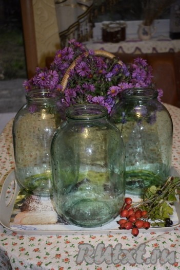 Банки моем с содой в горячей воде. Крышки обдаем кипятком.
