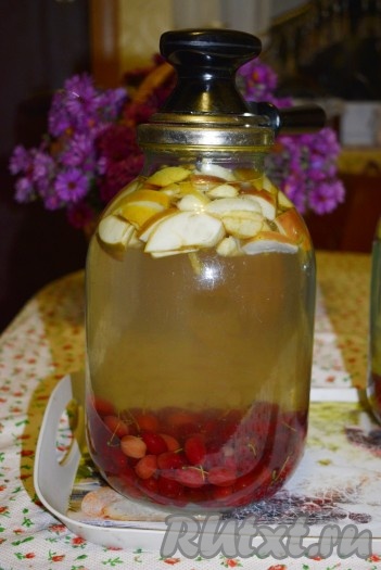 Далее заливаем в банку по самое горлышко кипяток. Закручиваем закаточным ключом.
