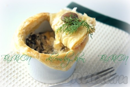 Жульен с шампиньонами и сыром получается изумительно вкусным. Подаём его к столу в горячем виде. 
