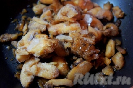 Грибы почистить, нарезать (я использовала уже нарезанные, замороженные шампиньоны).
