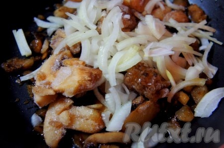 Лук нарезать тонкой соломкой, добавить к грибам. Обжарить с небольшим добавлением растительного масла до полуготовности.