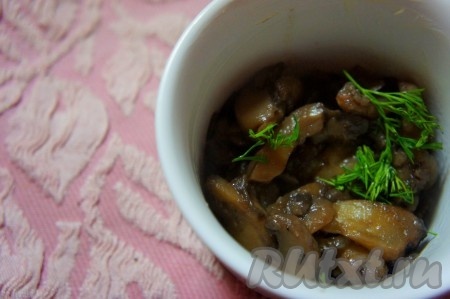 Порционные керамические формы для жульена смазать сливочным маслом, выложить обжаренные шампиньоны с луком, добавить мелко нарезанный укроп.
