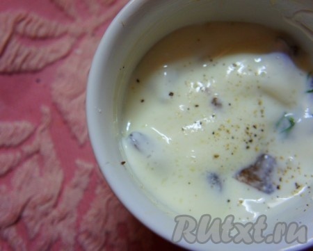 Добавить йогурт или сметану, посолить, добавить чёрный молотый перец. !Не перемешивайте слои.