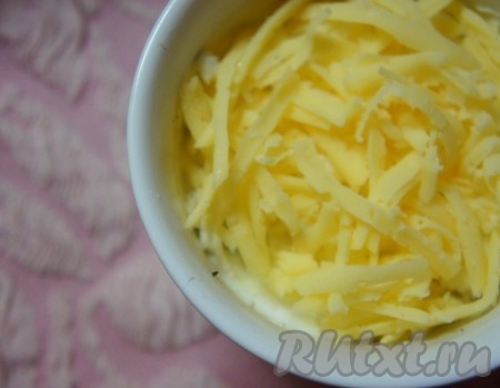 Добавить натёртый твёрдый сыр.