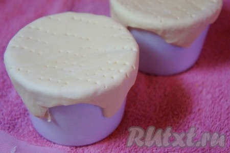 Тесто немного раскатать, но не тонко. Накрыть им формы. Сделать наколы вилкой. Смазать тесто яйцом.