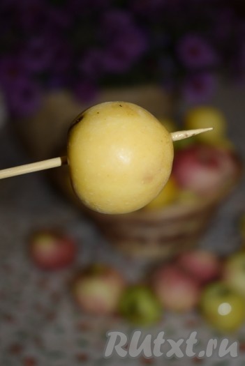 Прокалываем ранетки зубочисткой в нескольких местах, чтобы яблочки лучше пропитывались сиропом и не лопались от нагрева при варке.