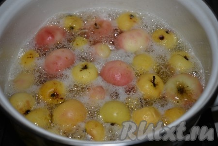 Провариваем сироп, примерно, 5 минут на среднем огне (до легкого загустения). В сироп выкладываем целые ранетки, доводим до кипения и варим с момента закипания 5 минут на слабом огне, снимая образующуюся пену. 